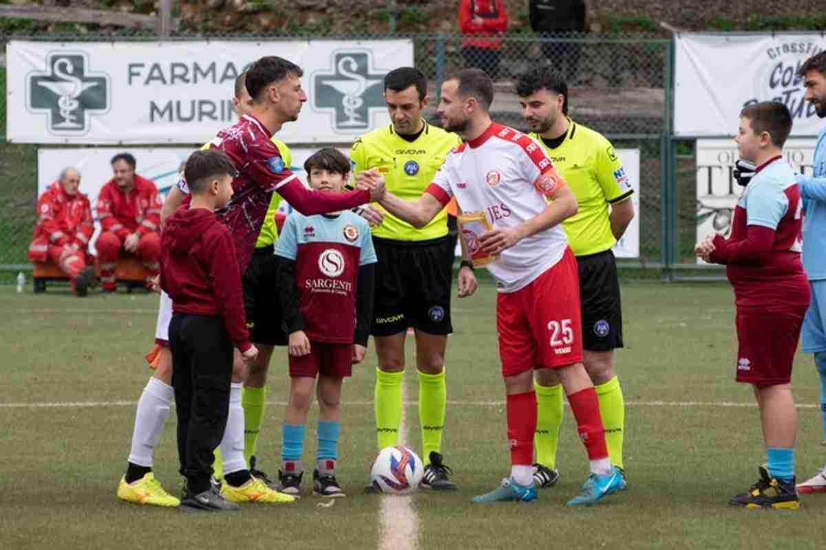 Derby di Roma interrotto: il pubblico coinvolto e l'arbitro riprende il gioco