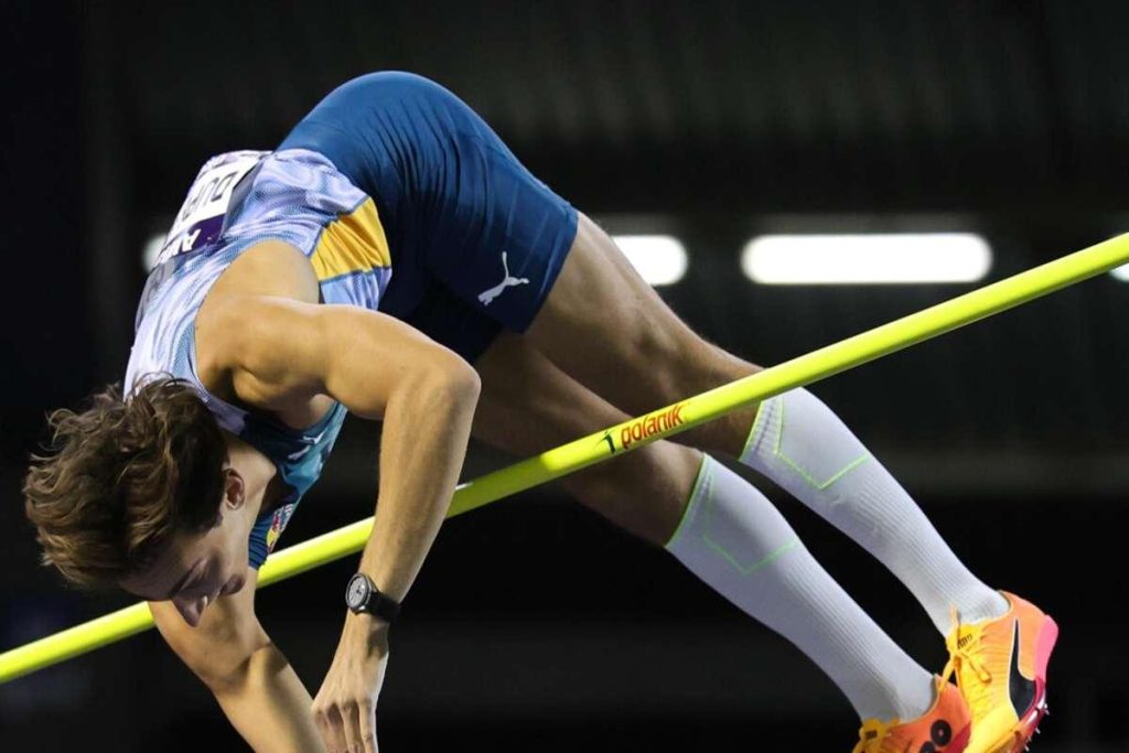 Duplantis sorprende e alza il record mondiale del salto con l'asta a 6,27 m