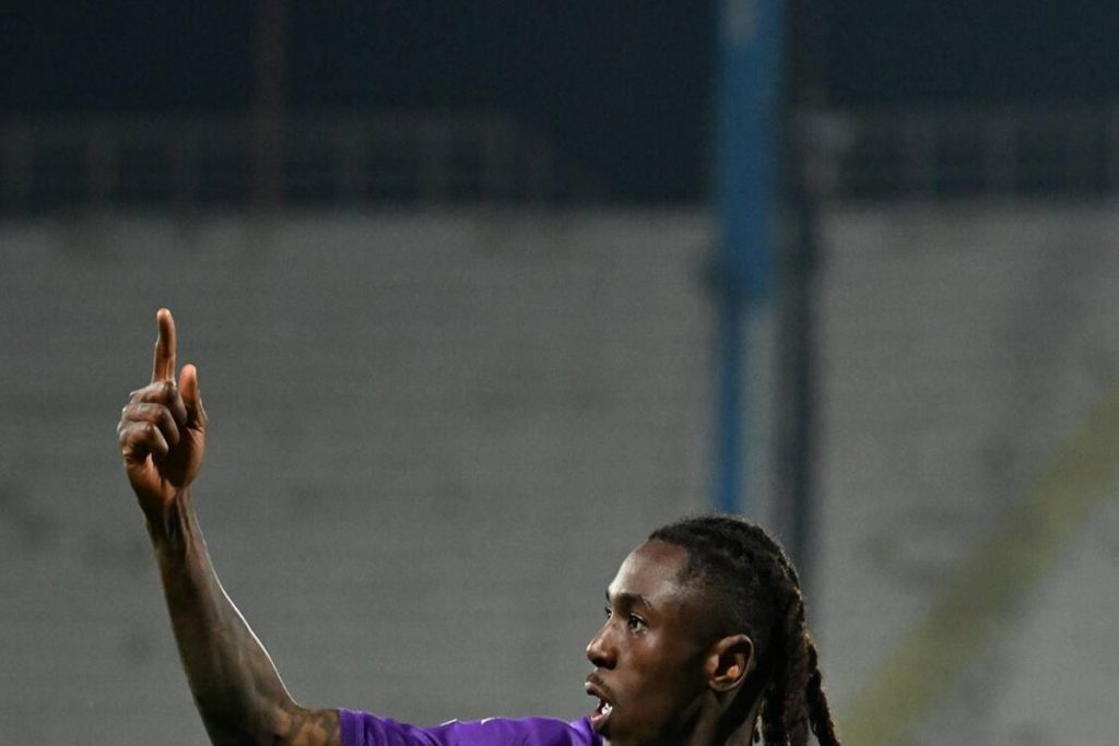 Fiorentina: Kean vittima di insulti razzisti sui social, la denuncia che scuote il calcio