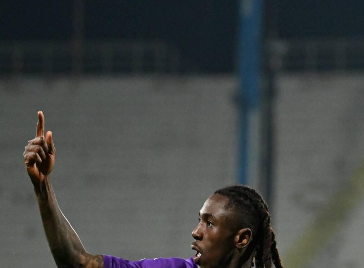 Fiorentina: Kean vittima di insulti razzisti sui social, la polemica si infiamma