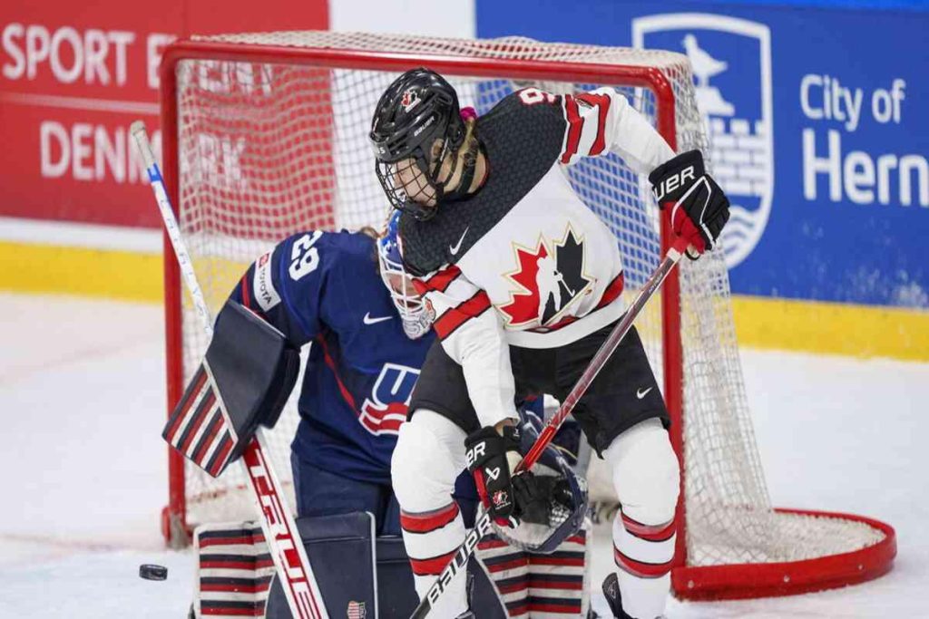 Ghiaccio: Canada-Usa si trasforma in un incontro di boxe in soli 9 secondi