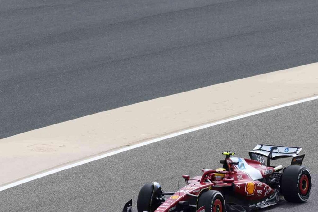 Hamilton sorprende tutti: il pilota in pista con la Ferrari ai test di Bahrain