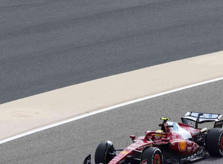 Hamilton sorprende tutti: il pilota in pista con la Ferrari ai test di Bahrain