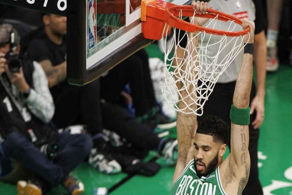 Tatum brilla con i Celtics, mentre Davis debutta e si infortuna con i Mavs