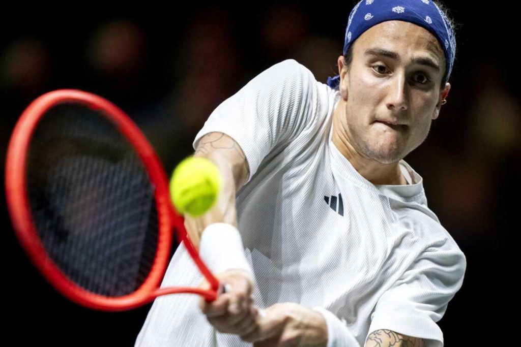 Tsitsipas in difficoltà: Bellucci sorprende a Rotterdam con un vantaggio inaspettato