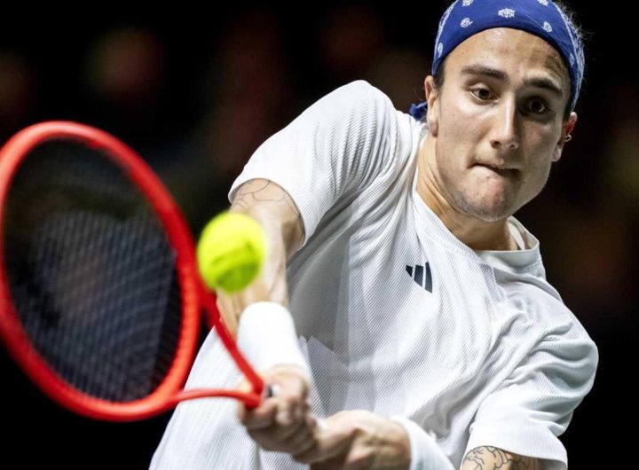 Tsitsipas in difficoltà: Bellucci sorprende a Rotterdam con un vantaggio inaspettato