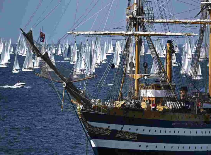 Vespucci fa il suo ingresso a Trieste: la Barcolana lancia una straordinaria 'boat parade'