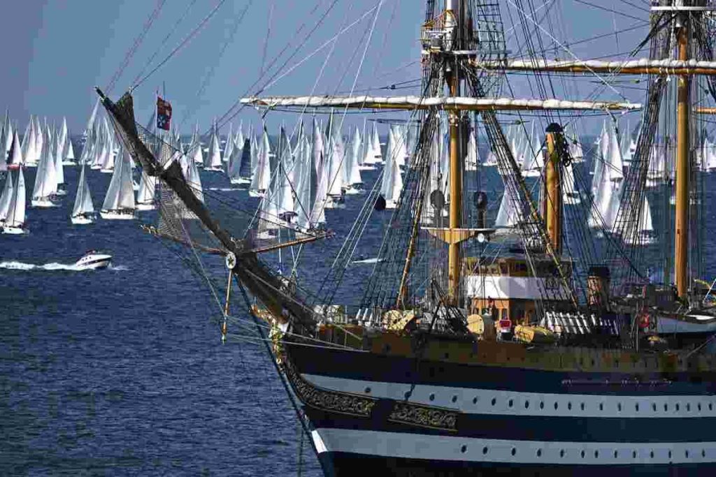 Vespucci fa il suo trionfale arrivo a Trieste con la Barcolana e la spettacolare 'boat parade'