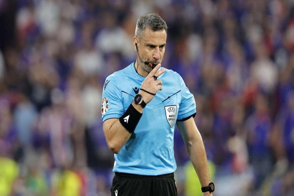 Vincic arbitra la sfida tra Psv Eindhoven e Juventus in Champions League